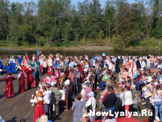Гости фестиваля «Лялинского поречья» на набережной реки Ляля