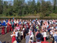 Гости фестиваля «Лялинского поречья» на набережной реки Ляля